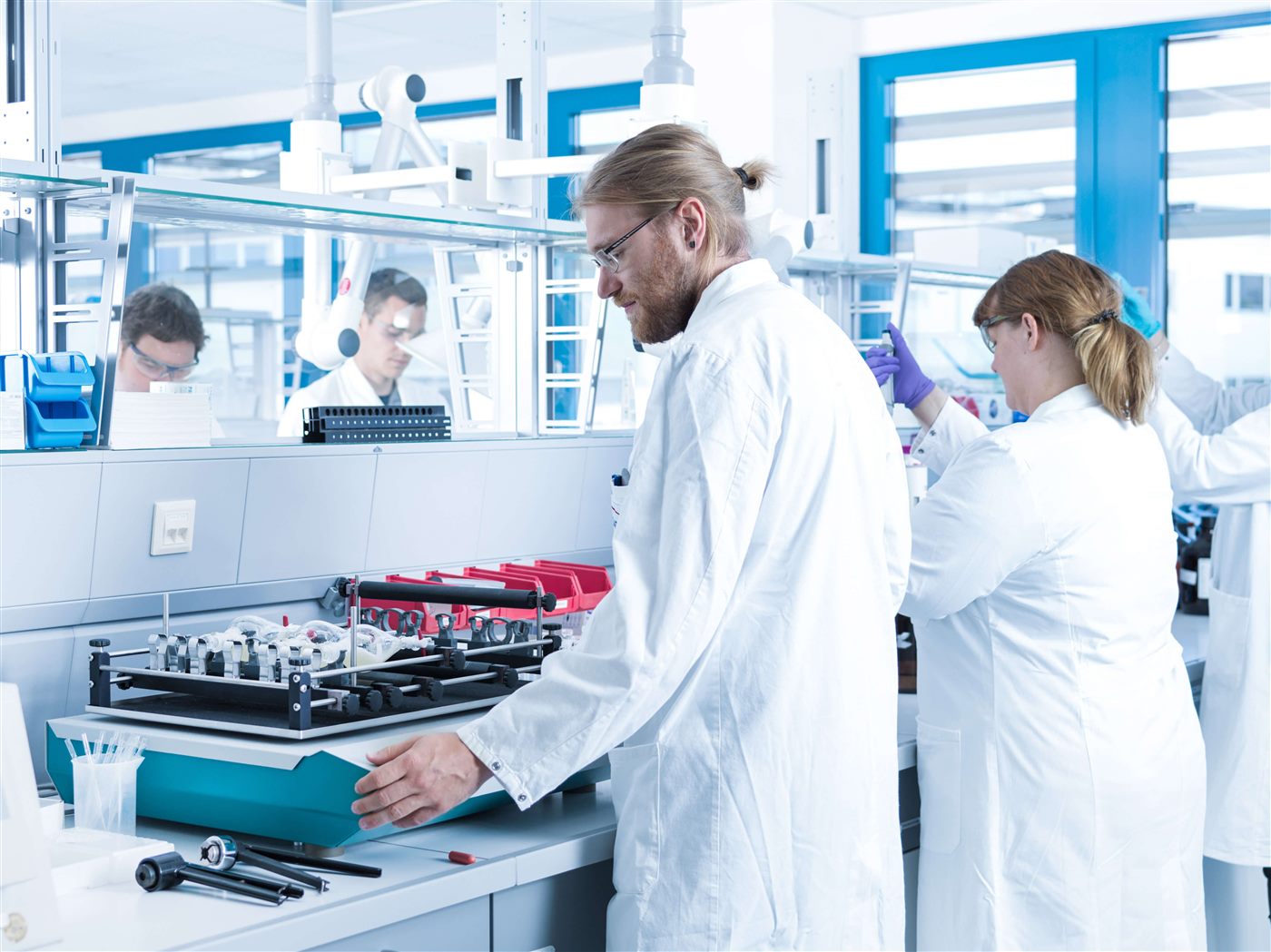 Echipa laboratorului STADA la lucru